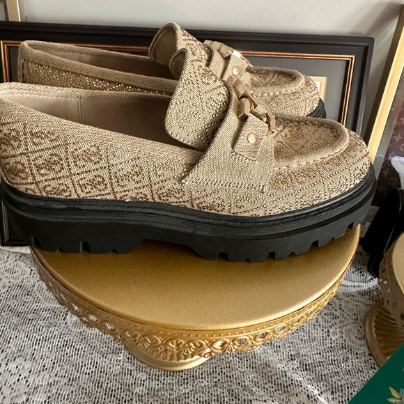 GUESS - Picture 2 of 7